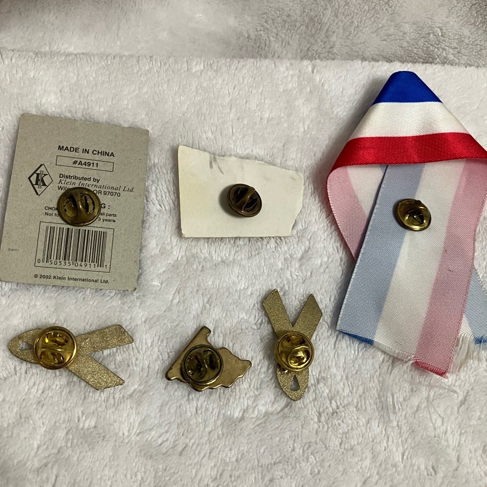 Vtg Patriotic American Flag Lapel Pin lot - Gold Tone, Red White Blue - Picture 4 of 4